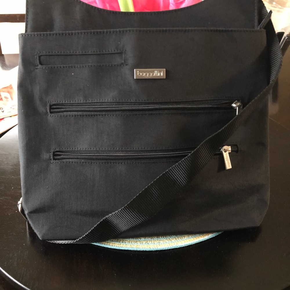 Women baggallini Black Bucket Crossbody Bag.